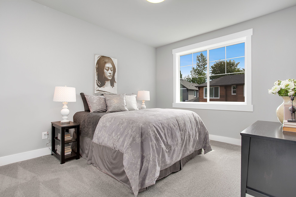 Источник вдохновения для домашнего уюта: спальня среднего размера в стиле неоклассика (современная классика) с серыми стенами и ковровым покрытием