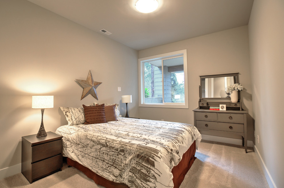 Ejemplo de habitación de invitados actual de tamaño medio con paredes grises y moqueta