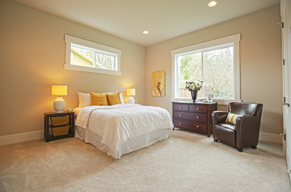 На фото: хозяйская спальня среднего размера в стиле неоклассика (современная классика) с серыми стенами и ковровым покрытием с