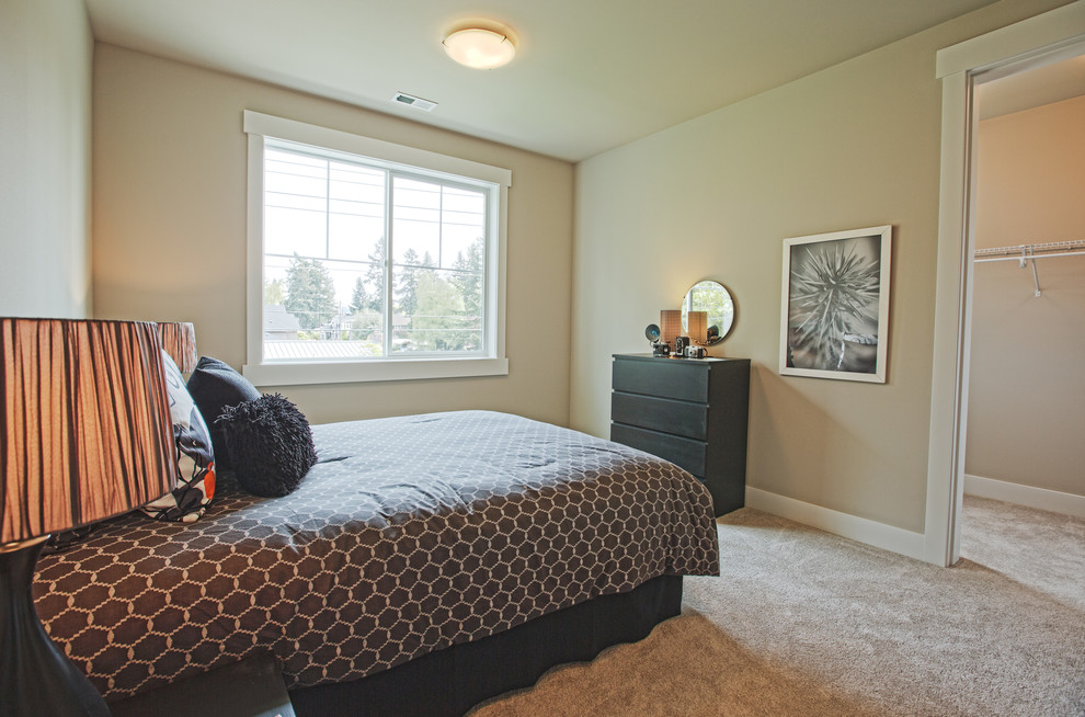 Свежая идея для дизайна: гостевая спальня среднего размера, (комната для гостей) в стиле неоклассика (современная классика) с серыми стенами и ковровым покрытием - отличное фото интерьера