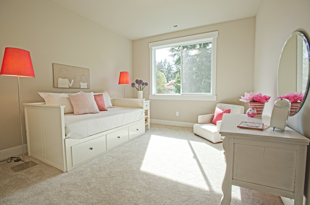 Свежая идея для дизайна: гостевая спальня среднего размера, (комната для гостей) в стиле неоклассика (современная классика) с серыми стенами и ковровым покрытием - отличное фото интерьера