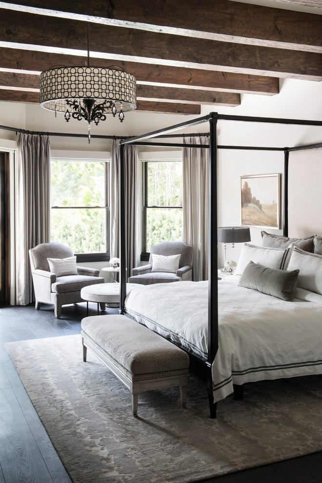 オーランドにある地中海スタイルのおしゃれな寝室 (白い壁、濃色無垢フローリング、黒い床、グレーとブラウン) のレイアウト