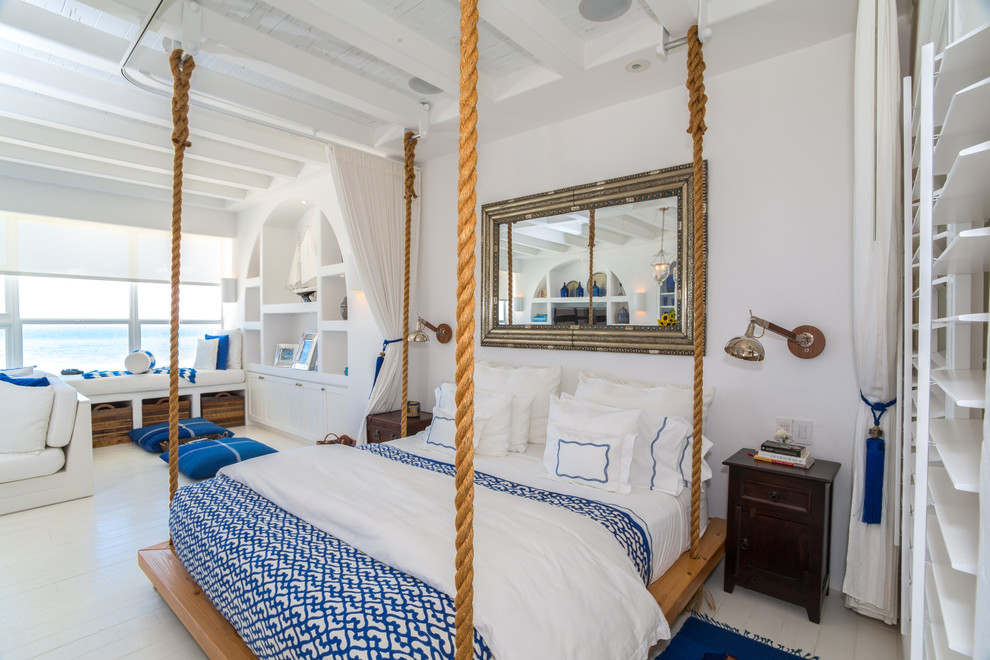 Ispirazione per una camera matrimoniale costiera con pareti bianche e pavimento in legno verniciato