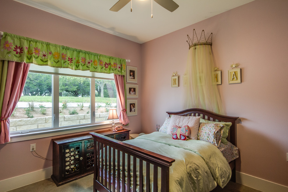 Modelo de habitación de invitados moderna de tamaño medio sin chimenea con paredes rosas