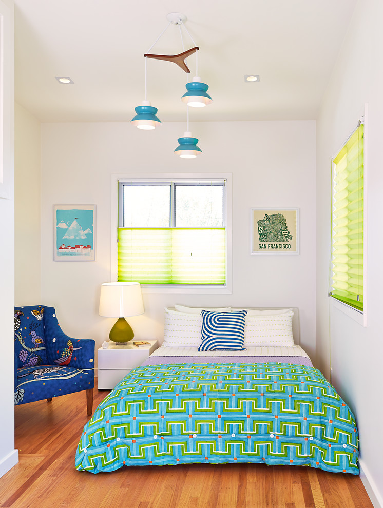 Modernes Schlafzimmer mit weißer Wandfarbe und braunem Holzboden in San Francisco