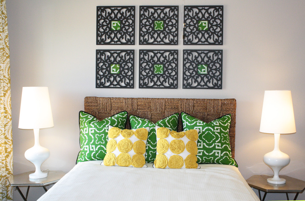 Foto de dormitorio actual con paredes beige