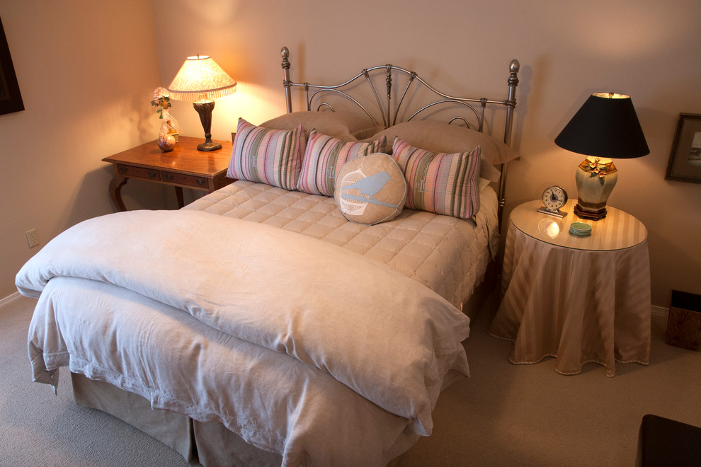 Источник вдохновения для домашнего уюта: гостевая спальня среднего размера, (комната для гостей) в стиле фьюжн с бежевыми стенами и ковровым покрытием