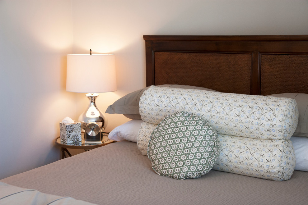 Diseño de habitación de invitados ecléctica de tamaño medio con paredes beige y suelo de madera en tonos medios