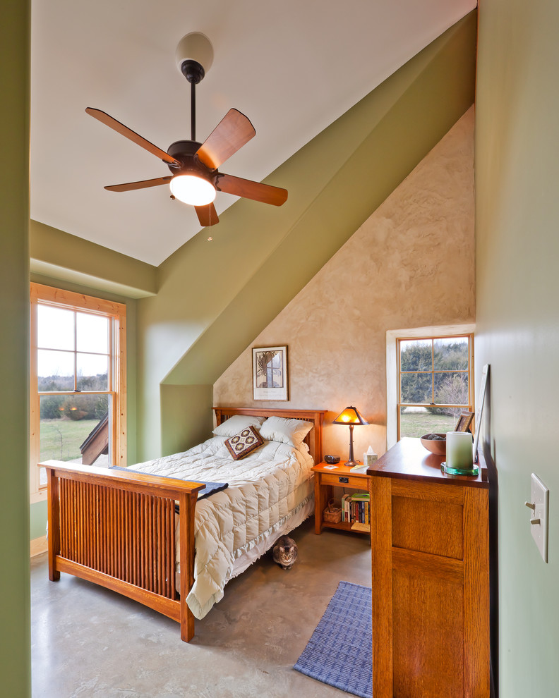 Kleines Rustikales Schlafzimmer im Loft-Style mit grüner Wandfarbe und Betonboden in Kansas City