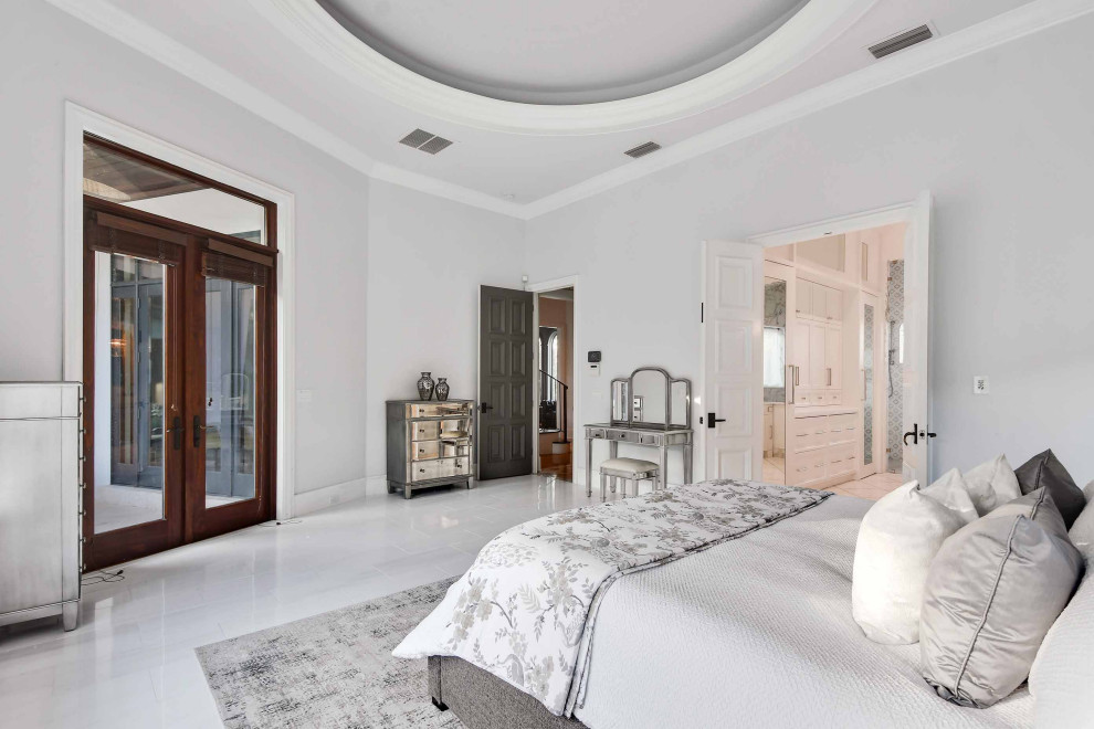 Ejemplo de dormitorio mediterráneo con paredes blancas y suelo de mármol