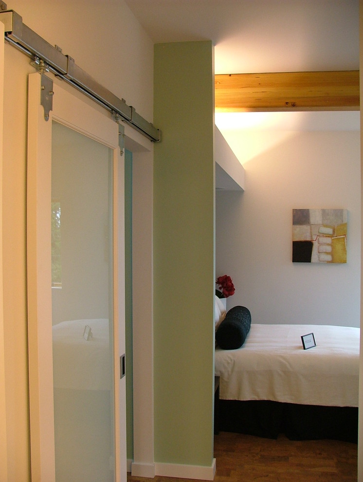 Modelo de dormitorio actual de tamaño medio con paredes blancas