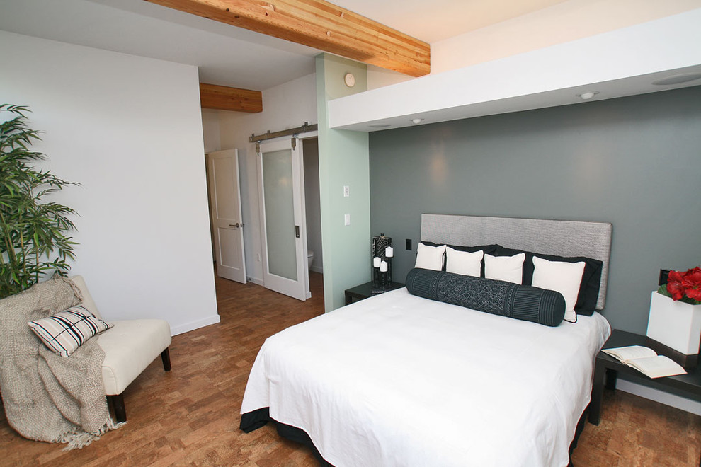 Стильный дизайн: гостевая спальня среднего размера, (комната для гостей) в современном стиле с белыми стенами и пробковым полом - последний тренд