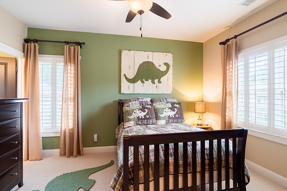 Свежая идея для дизайна: гостевая спальня (комната для гостей) в классическом стиле с зелеными стенами и ковровым покрытием без камина - отличное фото интерьера