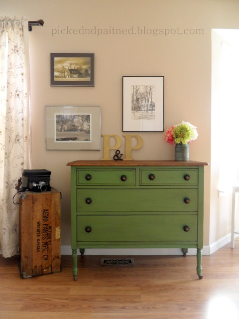 https://st.hzcdn.com/simgs/pictures/bedrooms/green-farmhouse-dresser-picked-and-painted-img~2e71965500962e57_4-5437-1-409695d.jpg