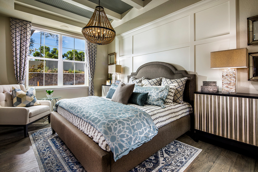 Diseño de habitación de invitados tradicional renovada de tamaño medio sin chimenea con paredes beige, suelo de madera clara y suelo marrón