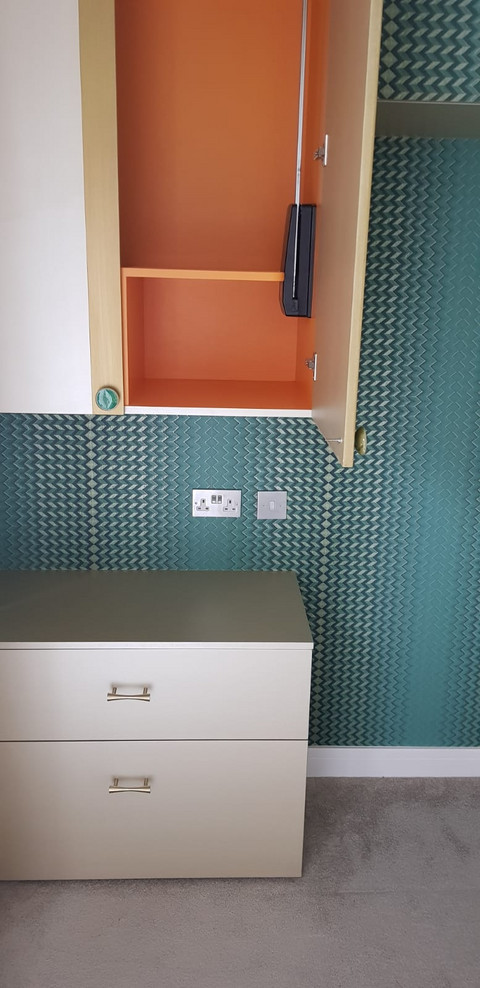 Cette image montre une petite chambre avec moquette design avec un sol beige.