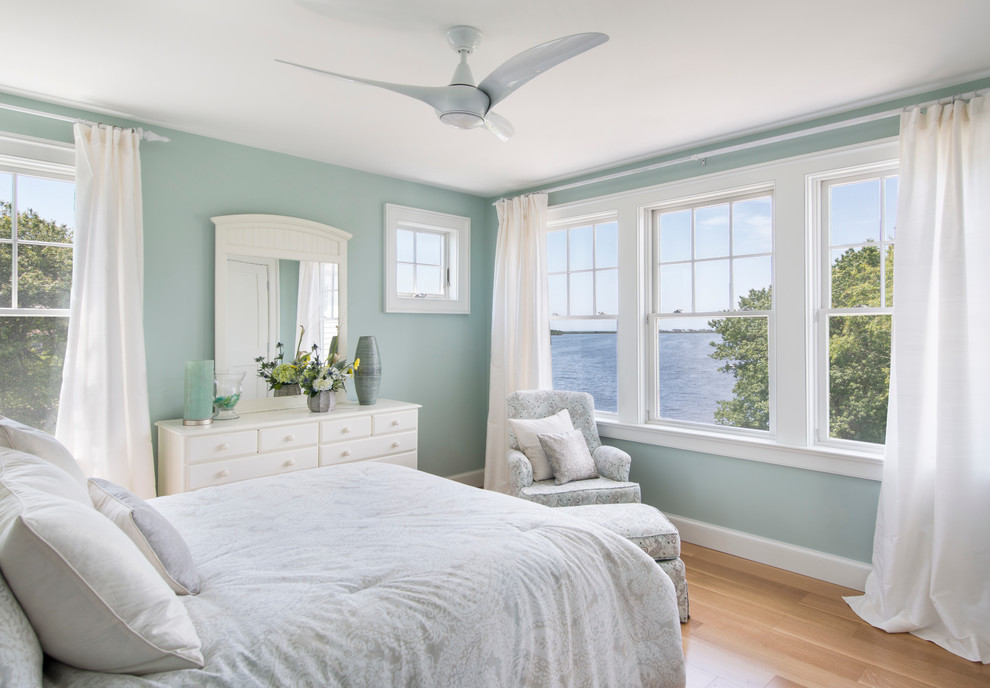 Идея дизайна: гостевая спальня среднего размера, (комната для гостей) в морском стиле с синими стенами и светлым паркетным полом