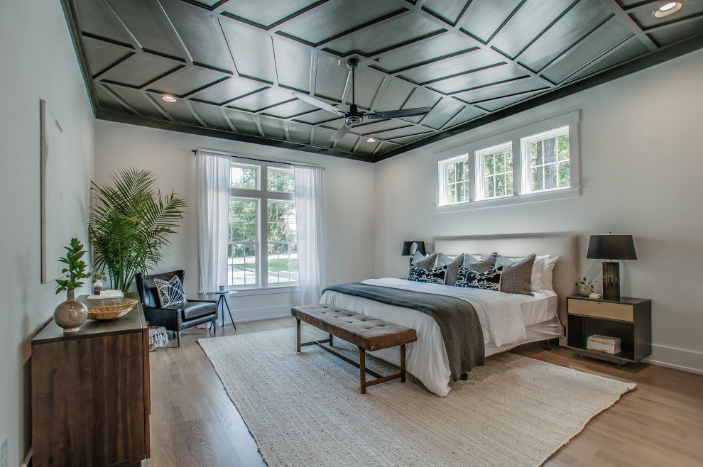 Foto de dormitorio principal contemporáneo grande con paredes blancas, suelo de madera clara y suelo beige