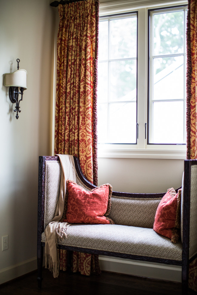 Kleines Klassisches Gästezimmer ohne Kamin mit weißer Wandfarbe und dunklem Holzboden in Nashville