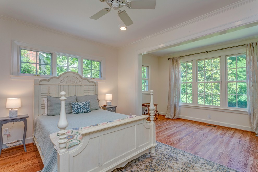 ナッシュビルにある広いトランジショナルスタイルのおしゃれな主寝室 (白い壁、無垢フローリング、暖炉なし、茶色い床)