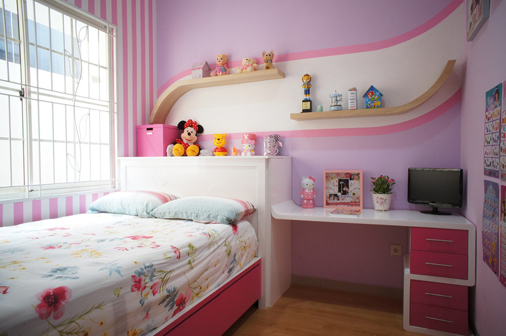 Imagen de habitación de invitados clásica pequeña con paredes multicolor y suelo de madera en tonos medios