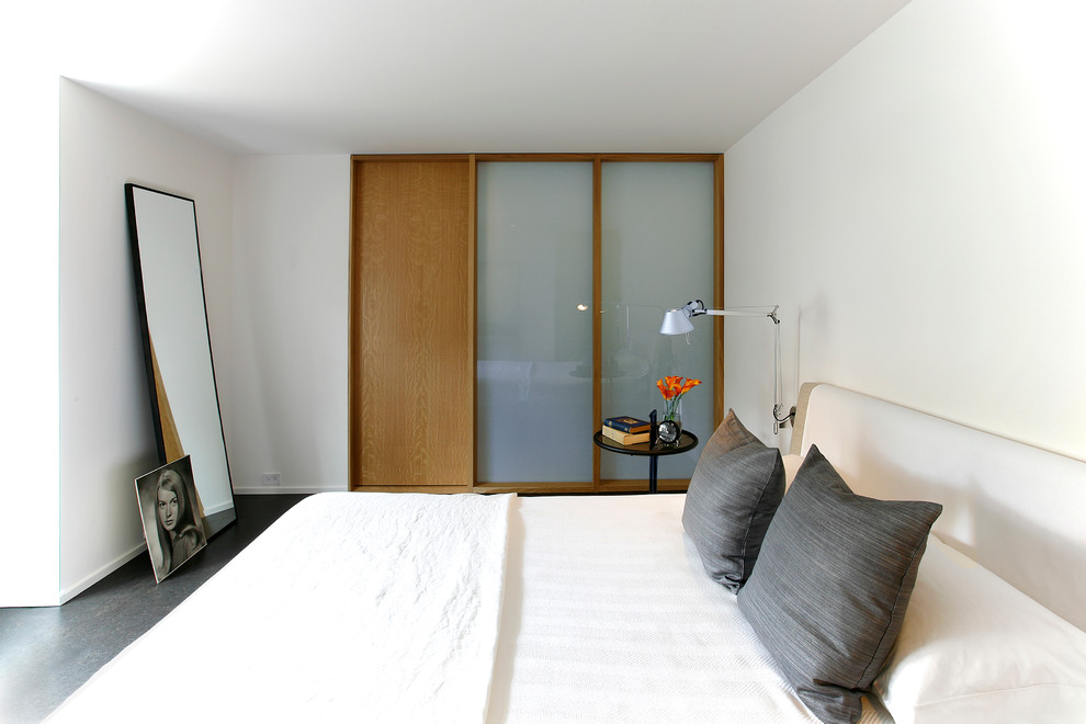 シアトルにある広いミッドセンチュリースタイルのおしゃれな主寝室 (白い壁、コルクフローリング、暖炉なし) のインテリア