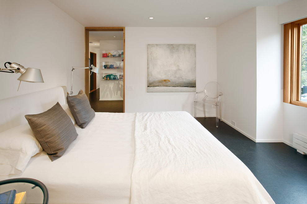 Imagen de dormitorio principal retro grande sin chimenea con paredes blancas y suelo de corcho