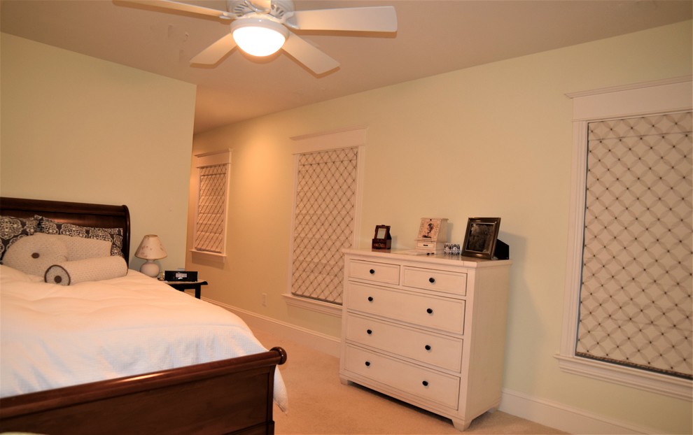 Modelo de habitación de invitados tradicional renovada pequeña con paredes verdes, moqueta y suelo beige
