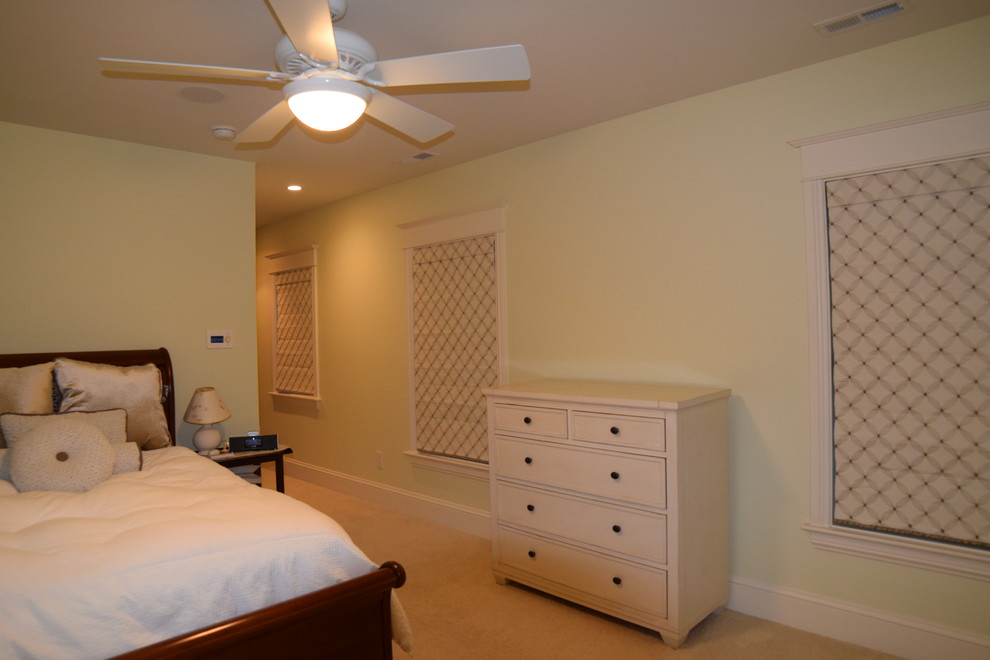 Immagine di una piccola camera degli ospiti tradizionale con pareti verdi, moquette e pavimento beige