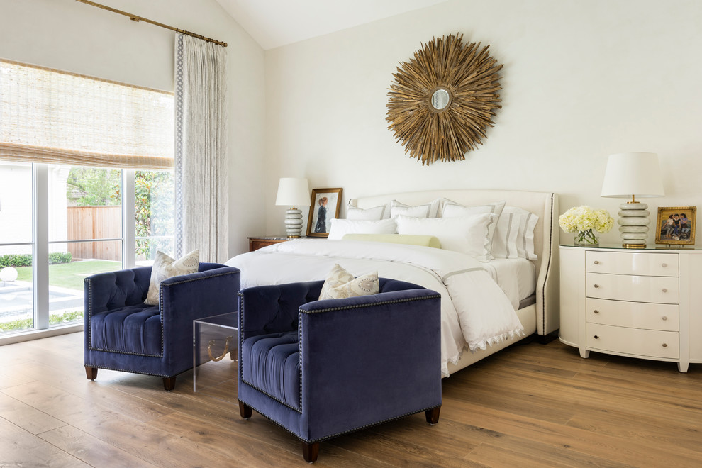 Klassisches Hauptschlafzimmer ohne Kamin mit beiger Wandfarbe und braunem Holzboden in Houston