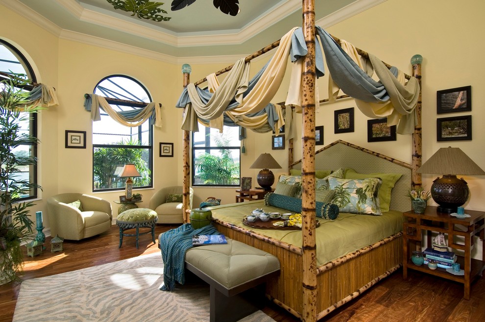 Foto di una camera da letto tropicale con pareti gialle