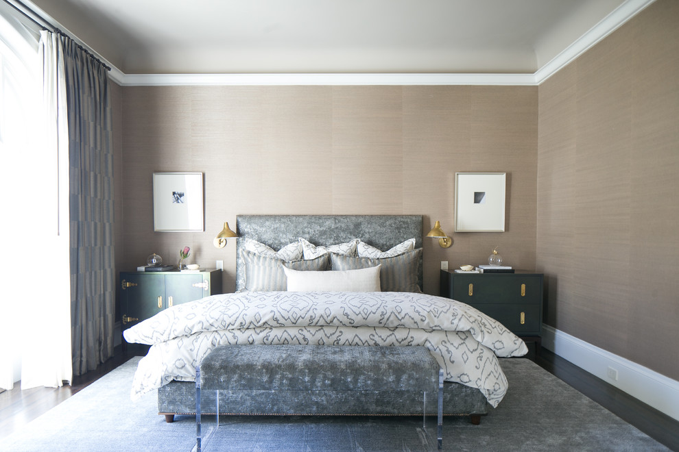 Foto de dormitorio principal clásico renovado con paredes beige y suelo de madera oscura