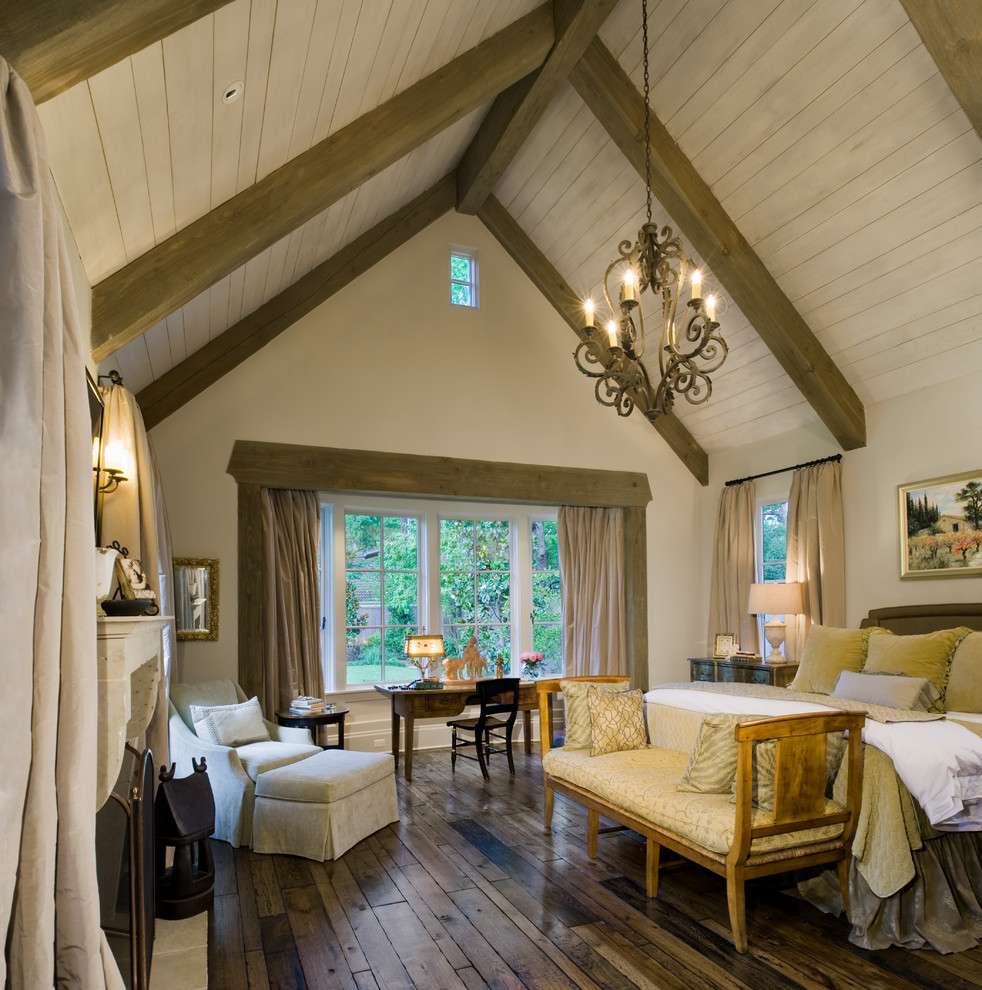 Ejemplo de dormitorio tradicional con paredes beige, suelo de madera oscura y con escritorio