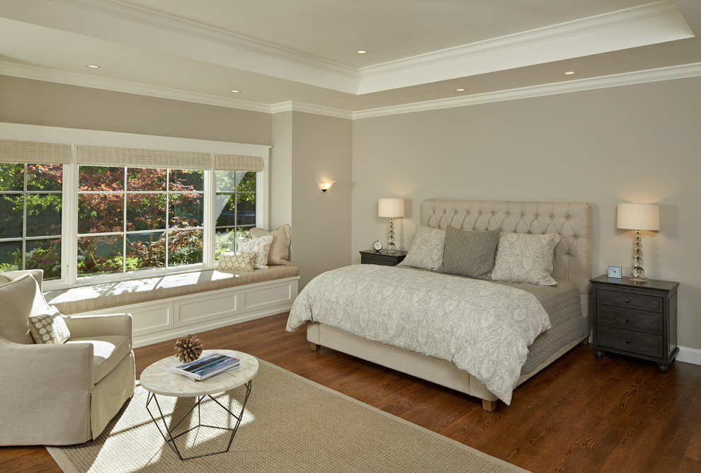 Стильный дизайн: хозяйская спальня среднего размера в стиле неоклассика (современная классика) с бежевыми стенами, паркетным полом среднего тона, коричневым полом, стандартным камином и фасадом камина из плитки - последний тренд