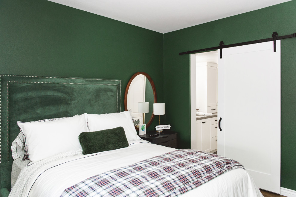Esempio di una piccola camera degli ospiti contemporanea con pareti verdi, pavimento in laminato e pavimento marrone