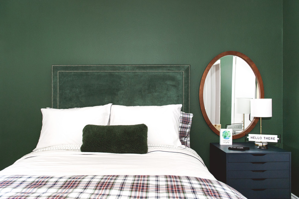 Exemple d'une petite chambre d'amis tendance avec un mur vert, sol en stratifié et un sol marron.