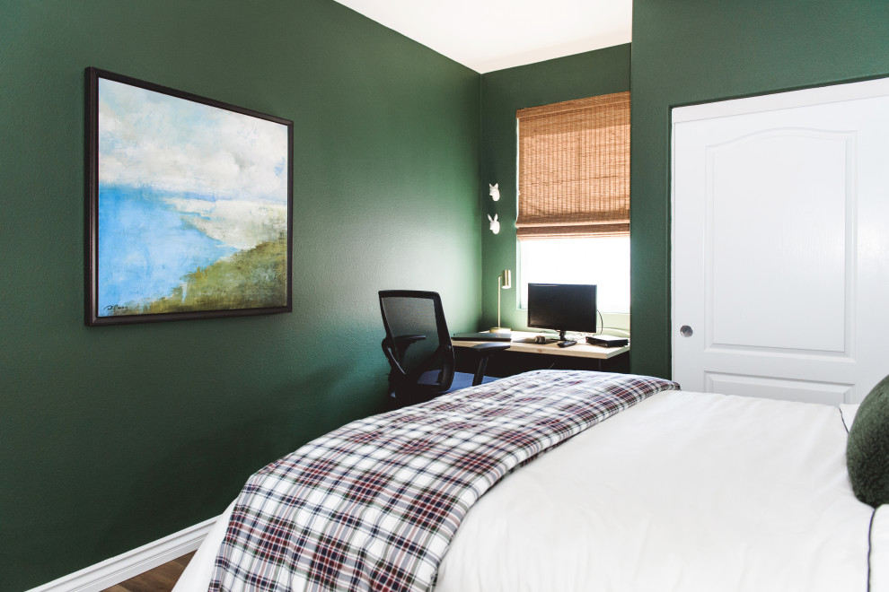 Источник вдохновения для домашнего уюта: маленькая гостевая спальня (комната для гостей) в современном стиле с зелеными стенами, полом из ламината и коричневым полом для на участке и в саду