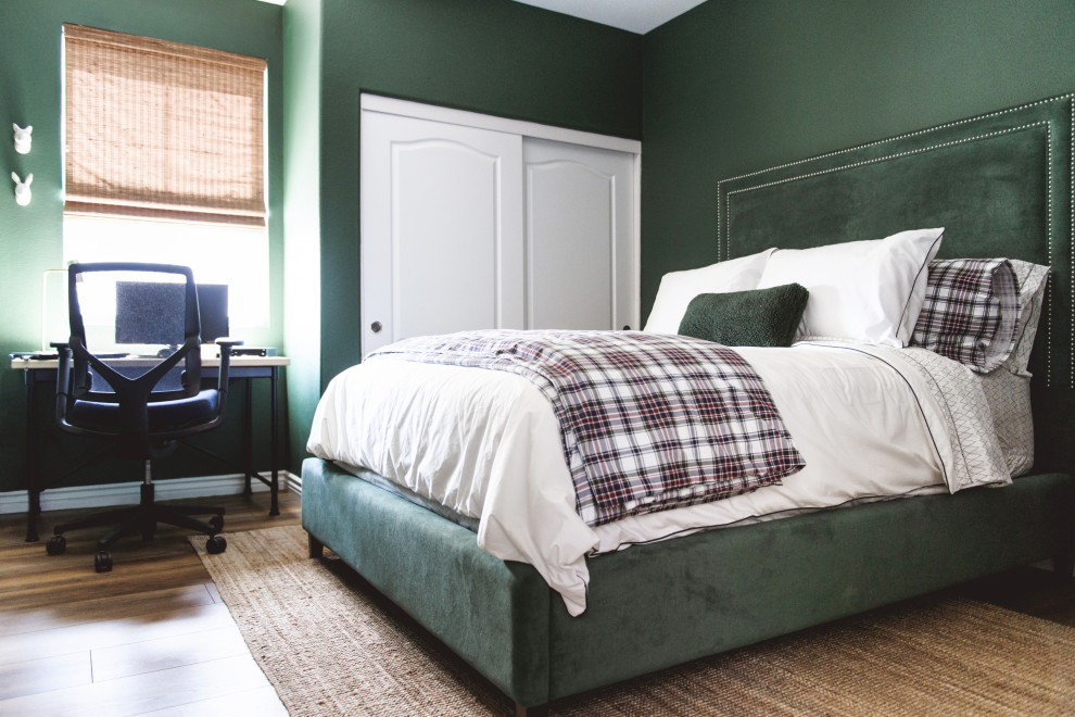 Foto på ett litet funkis gästrum, med gröna väggar, laminatgolv och brunt golv