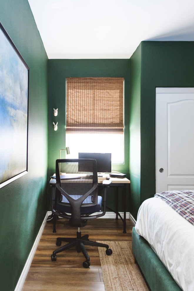 Diseño de habitación de invitados contemporánea pequeña con paredes verdes, suelo laminado y suelo marrón