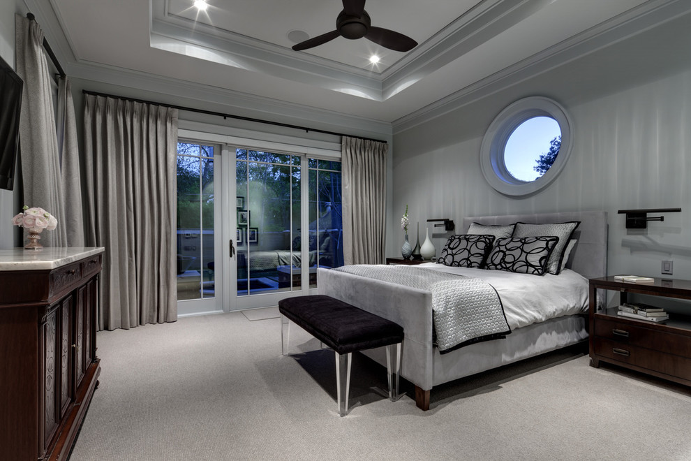 Идея дизайна: спальня в современном стиле с серыми стенами и ковровым покрытием