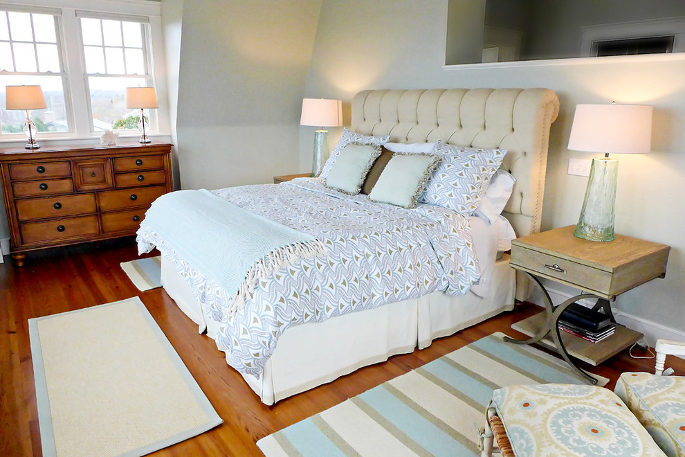 На фото: спальня в викторианском стиле с серыми стенами и паркетным полом среднего тона с