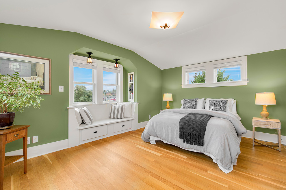 Exemple d'une grande chambre parentale craftsman avec un mur vert et un sol en bois brun.