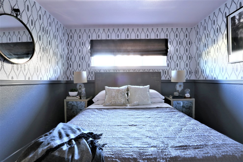 Ejemplo de dormitorio principal vintage pequeño sin chimenea con paredes grises, moqueta y suelo beige