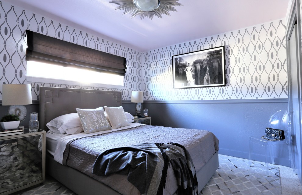 Идея дизайна: маленькая хозяйская спальня в стиле ретро с серыми стенами, ковровым покрытием и бежевым полом без камина для на участке и в саду
