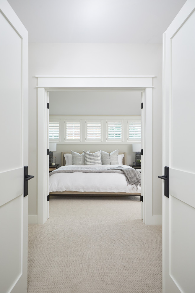 Diseño de dormitorio principal de estilo de casa de campo grande con paredes blancas, moqueta y suelo beige