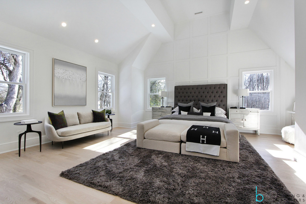 Großes Modernes Hauptschlafzimmer mit weißer Wandfarbe, hellem Holzboden, beigem Boden, gewölbter Decke und Wandpaneelen in New York