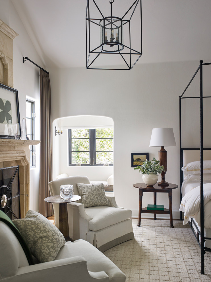 Aménagement d'une grande chambre classique avec un mur blanc, une cheminée standard, un manteau de cheminée en pierre, un sol beige et un plafond voûté.