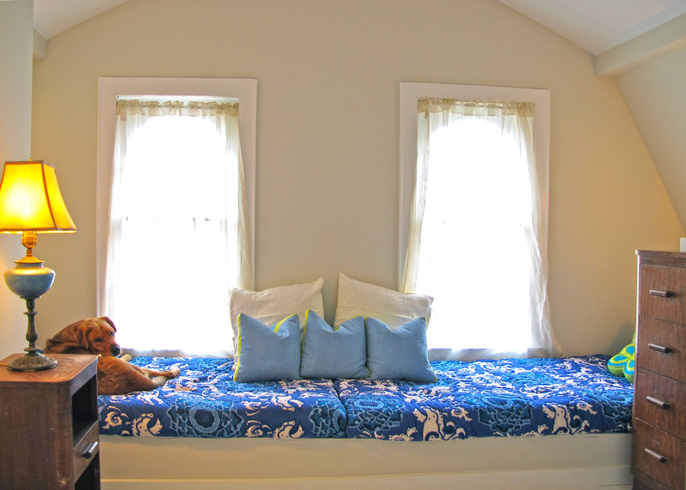 Immagine di una piccola camera da letto stile loft tradizionale