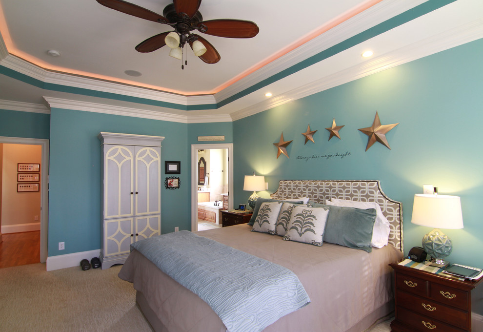 На фото: большая хозяйская спальня в стиле неоклассика (современная классика) с синими стенами и ковровым покрытием без камина с