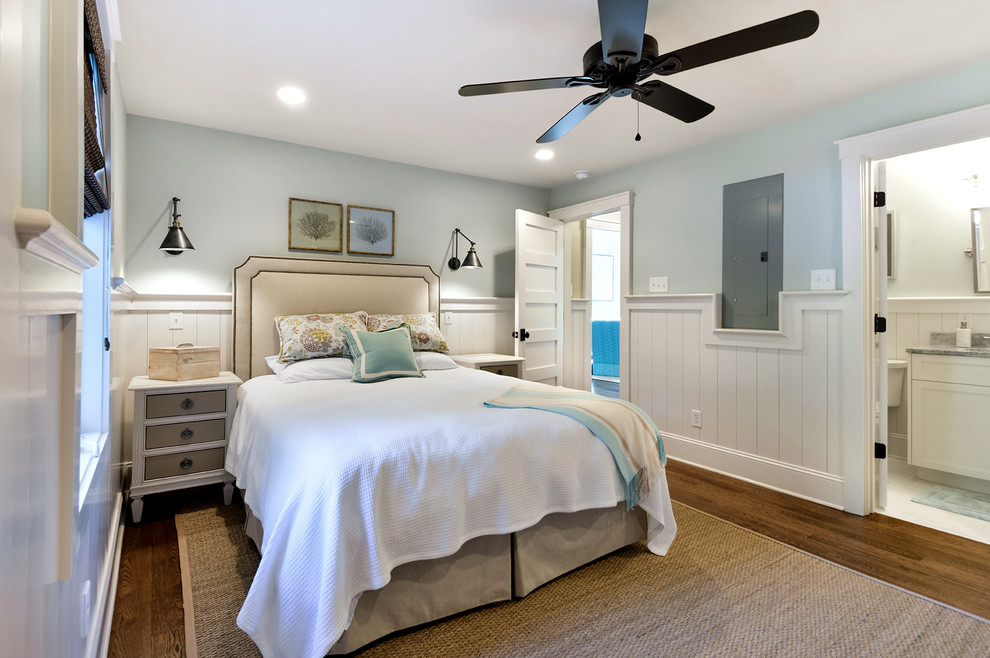 Mittelgroßes Maritimes Hauptschlafzimmer ohne Kamin mit blauer Wandfarbe, braunem Holzboden und braunem Boden in Charleston